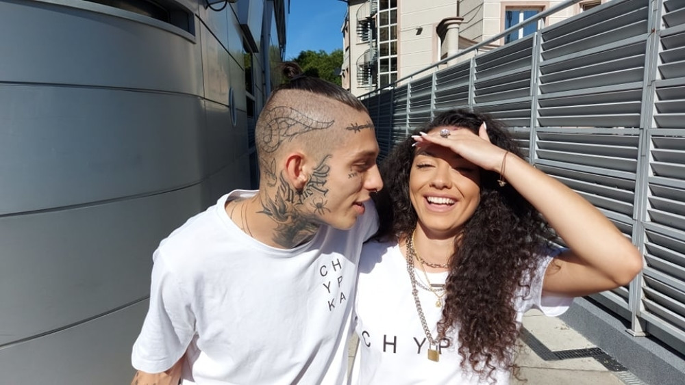 Dok ona bezbrižno spava, on pored njenog kreveta radi OVO! (VIDEO)