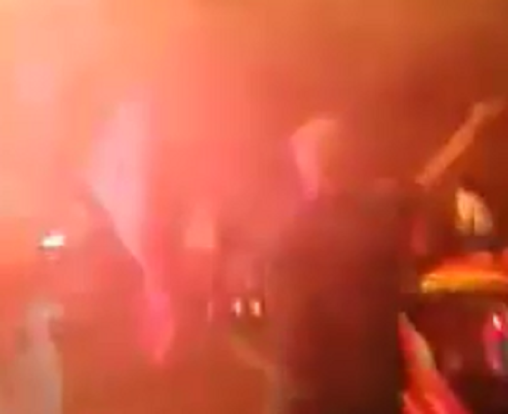 Komite se guše u "patriotskom" dimu, napravili bakljadu u tunelu (VIDEO)