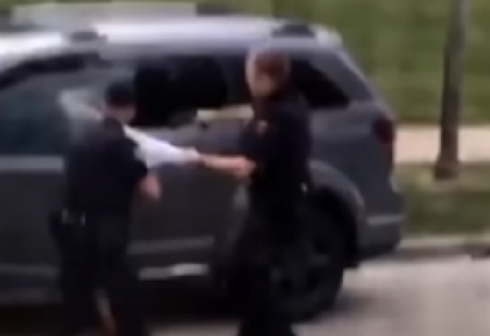 Izrešetanog i nepokretnog Afroamerikanca vezali lisicama za bolniči krevet (FOTO/VIDEO)