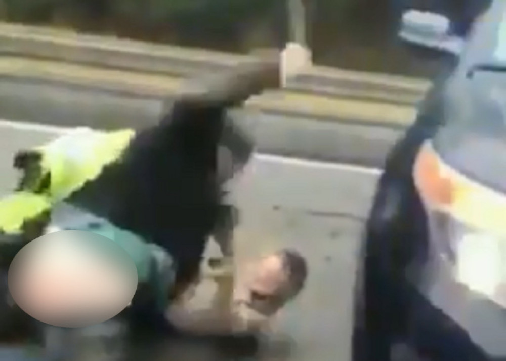 Belac ispendrečio policajce i oteo im auto, ali niko se ne hvata za oružje (VIDEO)