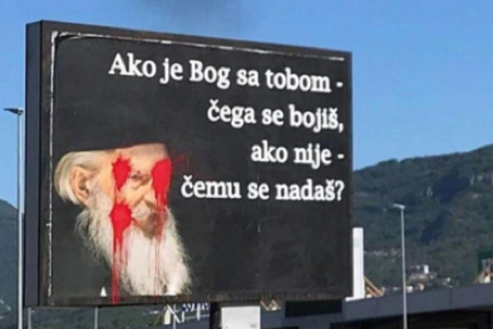 Komitska rulja u vandalskom naletu oskrnavila bilbord sa likom patrijarha Pavla (FOTO)