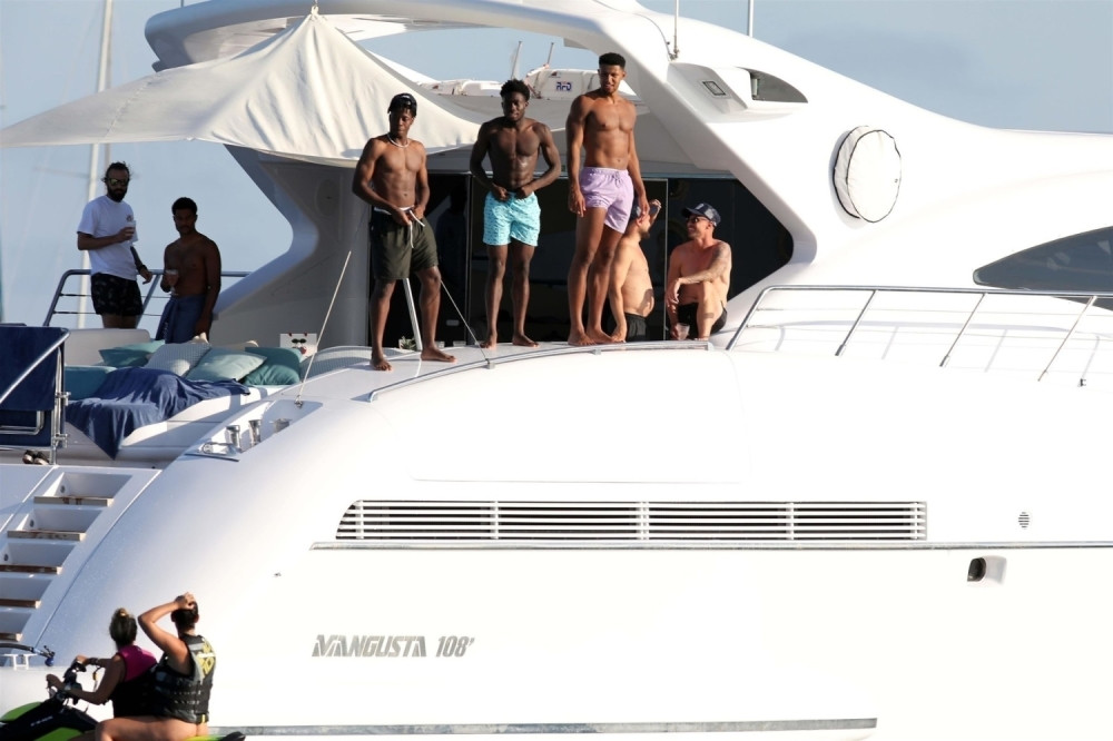 Igrači Bajerna sa porodicama uživaju i slave titulu LŠ na ostrvu u Španiji (FOTO)