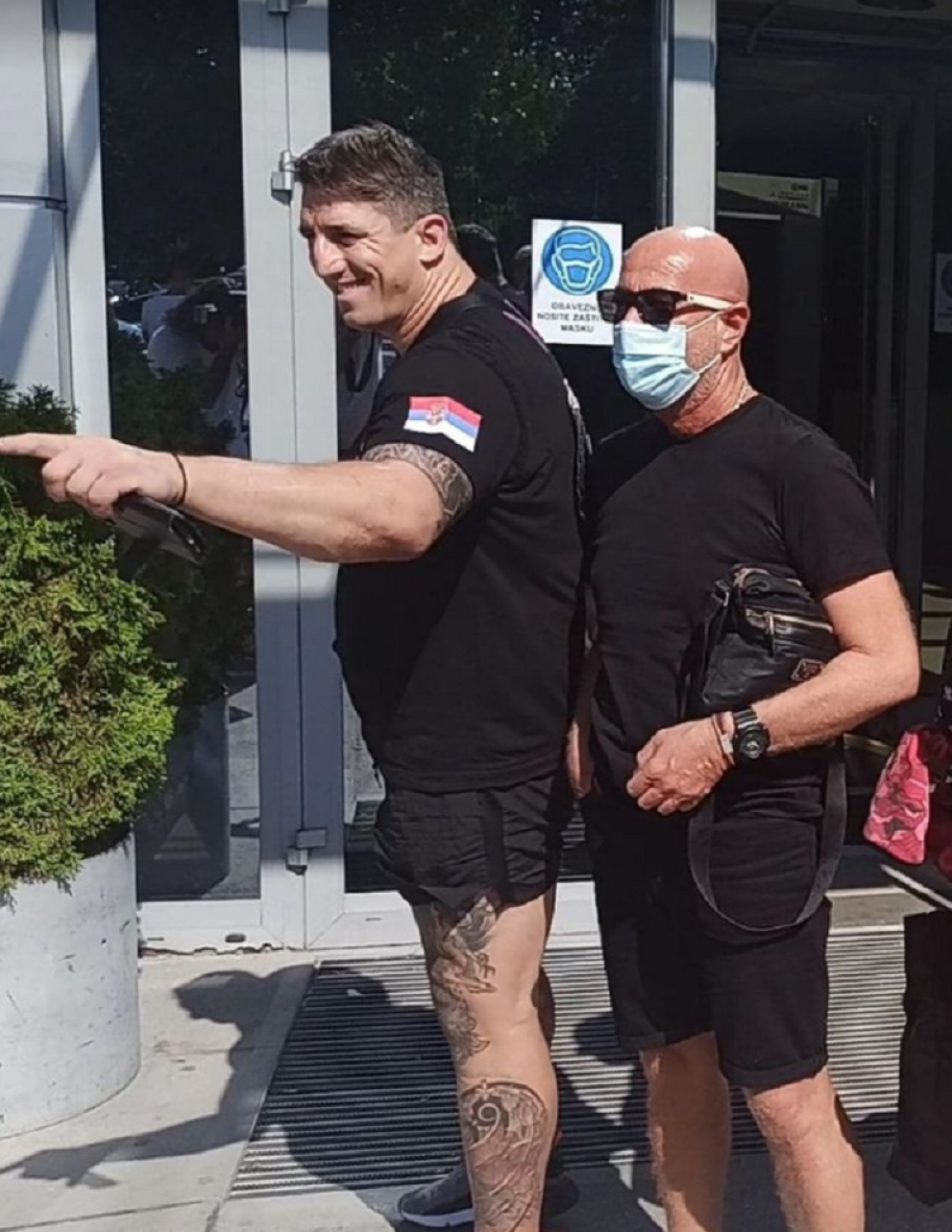 Vidno iznerviran, Golubović na "Pink" došao u pratnji obezbeđenja! (VIDEO)