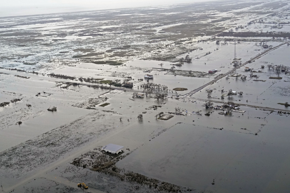 Poginulo 14 ljudi, stotine hiljada ljudi bez struje i vode! (FOTO)