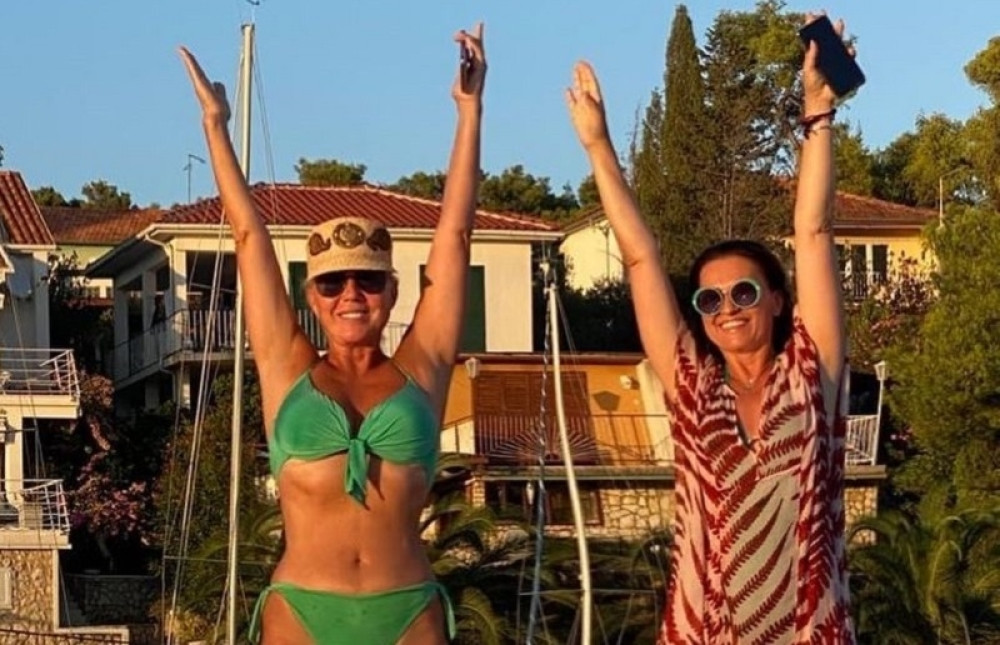 Lepa Brena bacila šminku u zaborav, a nakon uživanja sa Ninom Badrić, navalila na bogatu "klopu"!