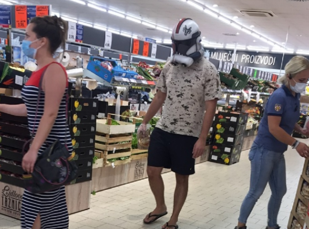 Svi se okretali za momkom kada su primetili šta nosi na glavi (FOTO)