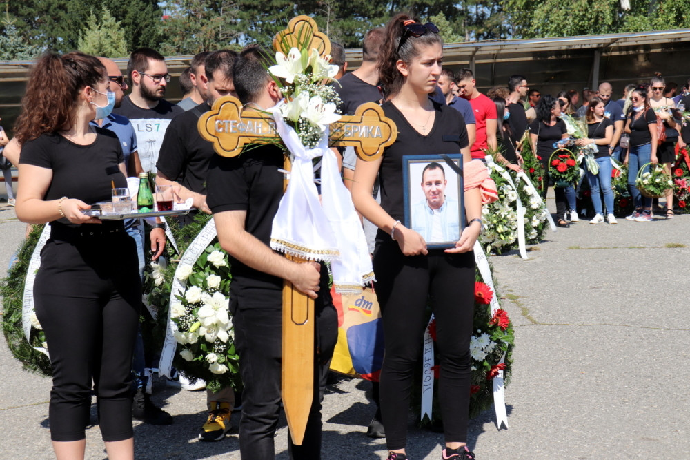 Sahranjen trener mladih selekcija Stefan Pavlović, koga je u utorak na terenu udario grom (GALERIJA)