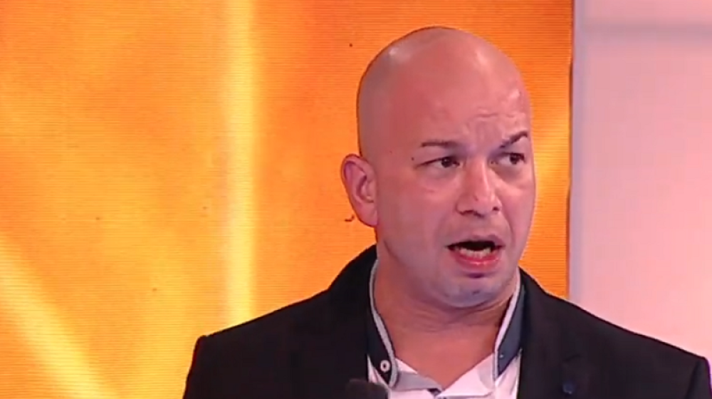 Mili spustio gaće pa ga izvadio i počeo da mlatara! (VIDEO)