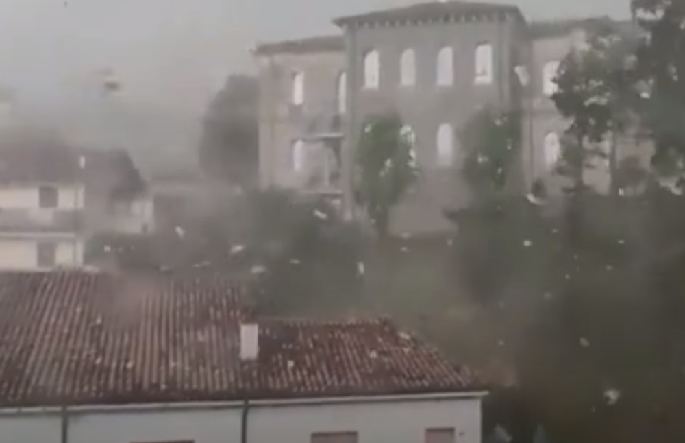 Vetar nosio krovove i čupao drveće (VIDEO)