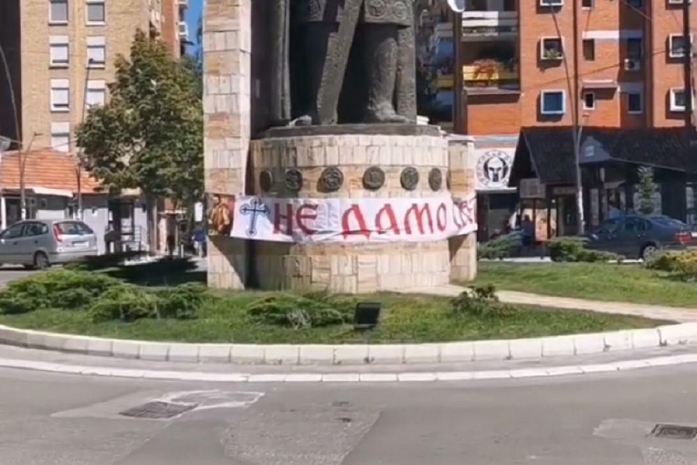 Na spomeniku Knezu Lazaru u Kosovskoj Mitrovici osvanula patriotska poruka! (VIDEO)