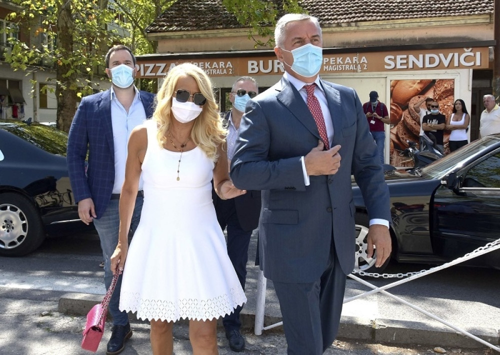 Nastalo komešanje kada se Milo pojavio sa ženom na glasanju! Jedan detalj na njoj izazvao brojne spekulacije