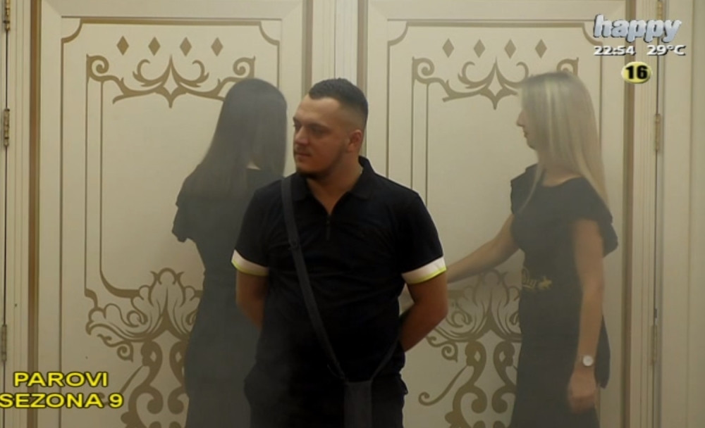 Gastoz na vrućoj stolici, takmičarke mu zavukle ruke u pantalone! (VIDEO)