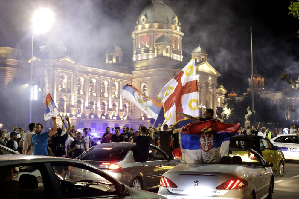 Beograd večeras gori, građani hrle na ulice! Autokomanda, Slavija, centar grada blokiran! Ori se "Crna Gora i Srbija to je jedna familija" (VIDEO)