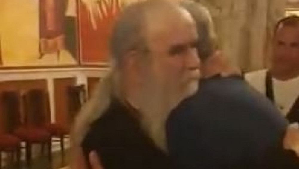 Dirljiv zagrljaj koji simboliše velike promene u Crnoj Gori (VIDEO)