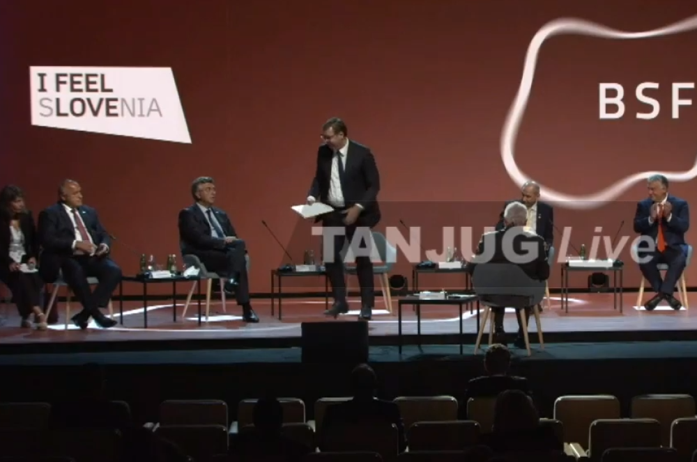 Predsednik Vučić pokupio svoje papire i naprasno napustio konferencijsku salu, prisutni ga ispratili ne uspevajući da zadrže smeh (FOTO)