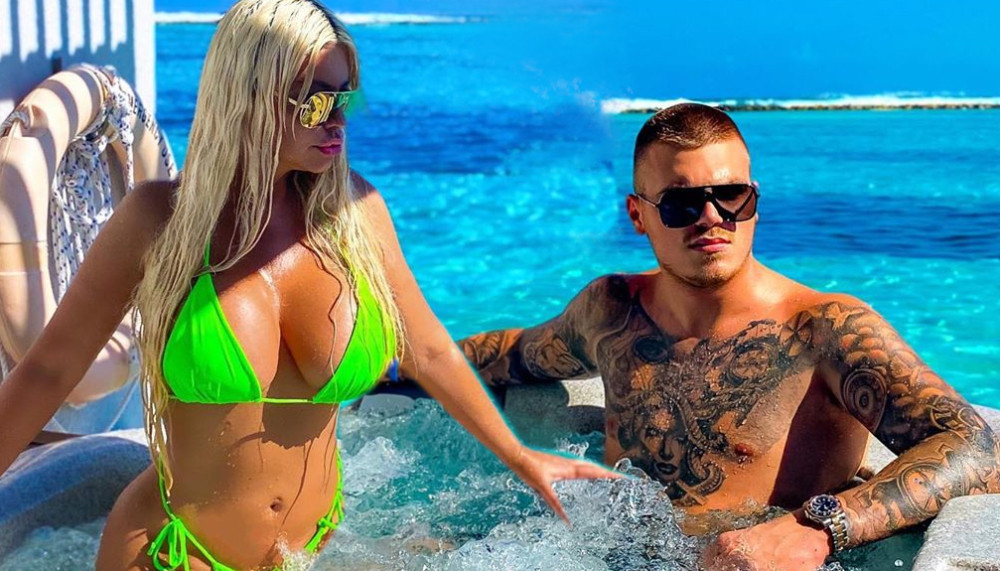 Dara i njen 21 godinu mlađi dečko nisu mogli da obuzdaju strasti, nasred kafića radili ovo (FOTO/VIDEO)