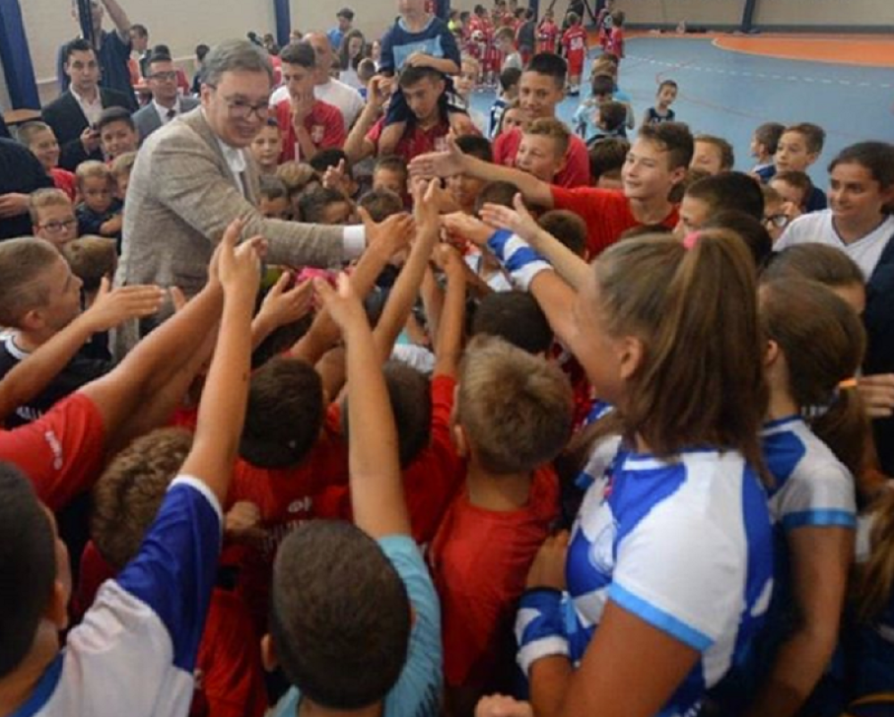 Na slici je okružen decom, svi ga posmatraju sa oduševljenjem, a ono što im je poručio je najlepša moguća stvar (FOTO)