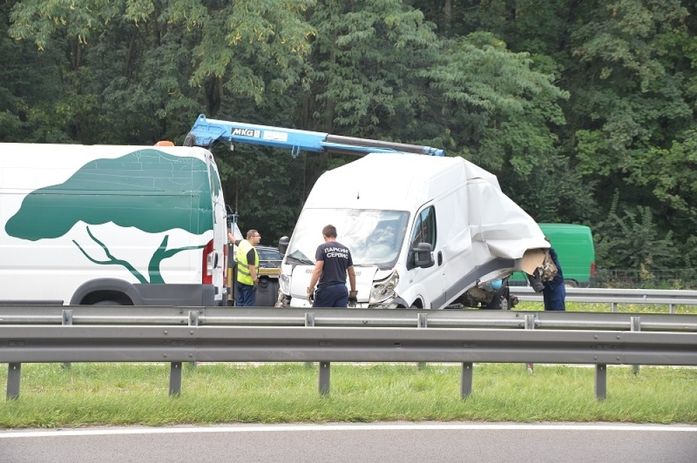 Troje ljudi poginulo u sudaru dva automobila kod Udbine!