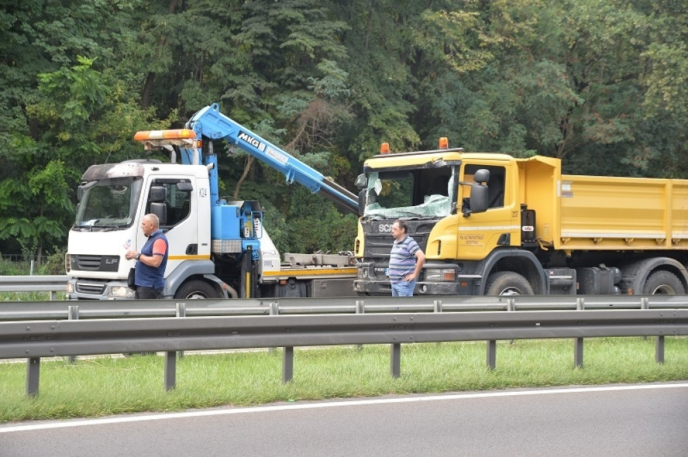Ovo su scene sa lica mesta nakon karambola na autoputu (FOTO)
