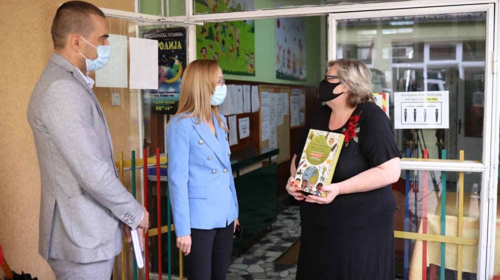 Grad Vršac obezbedio je poklone za najmlađe! Gradonačelnica podelila pakete predškolcima
