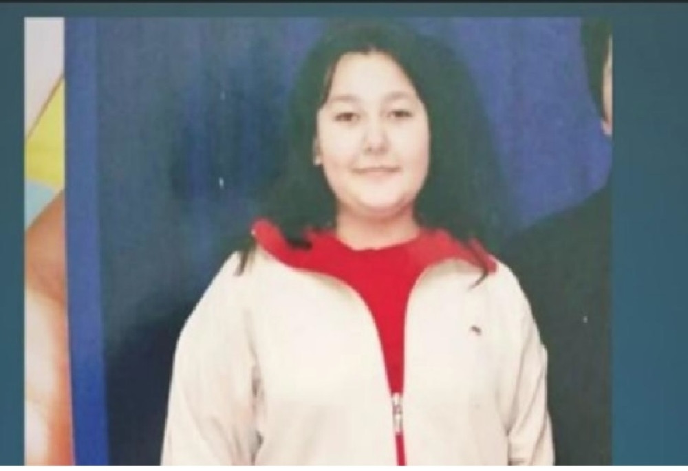 Da li prepoznajete pevačicu sa slike? Danas je članica jedne grupe i RASTURA kako peva (FOTO)