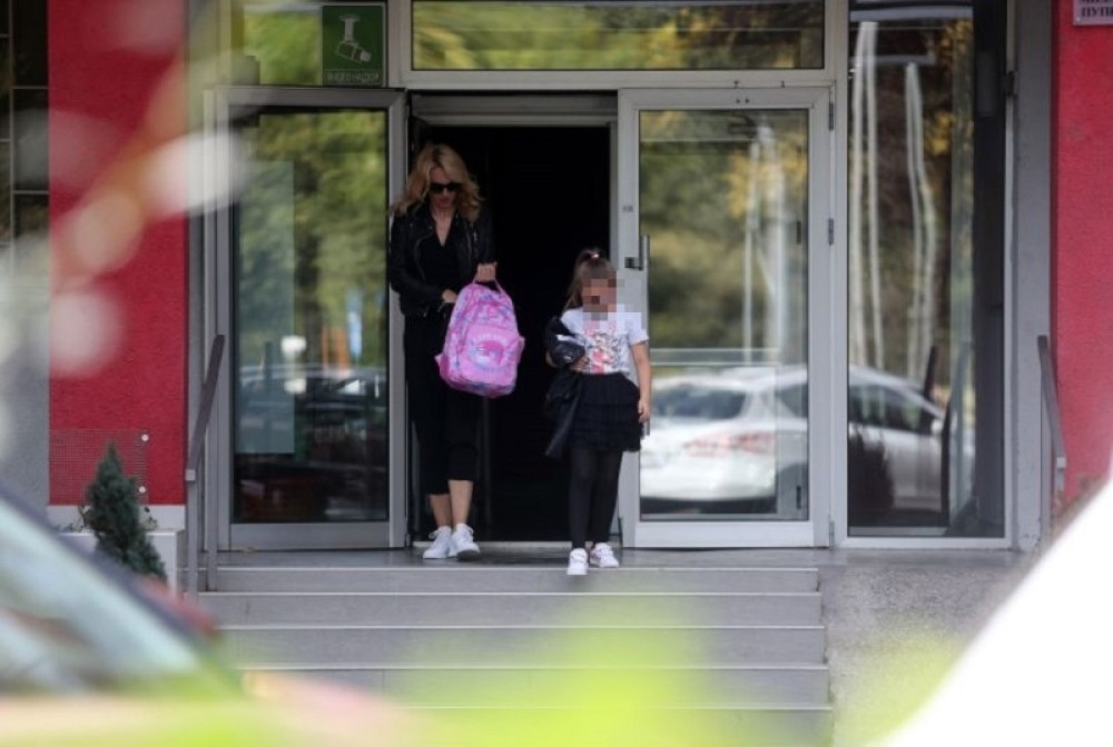 Poznate mame Ana Pendić i Anabela Atijas ispratile ćerke u prvi razred, pa poručile: "Nema zabušavanja, u školu mora da se ide!" (FOTO)