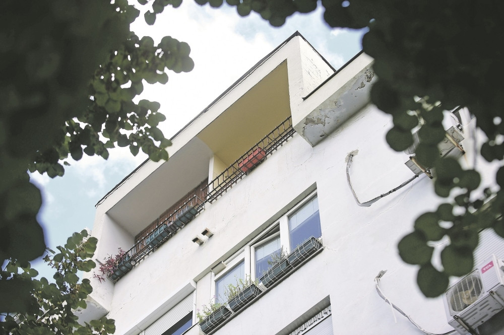 Dečak (12) i dalje kritično, roditelji očajni, njegov pad sa krova zgrade velika MISTERIJA