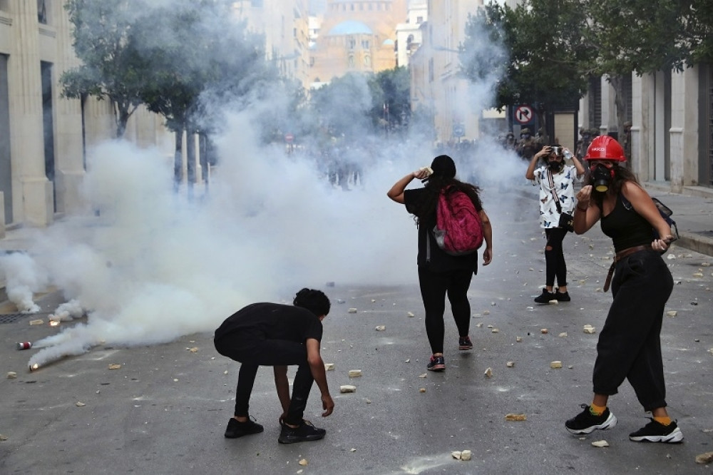 Ponovo suzavac i pendreci u Libanu, narod se ne smiruje! (FOTO/VIDEO)