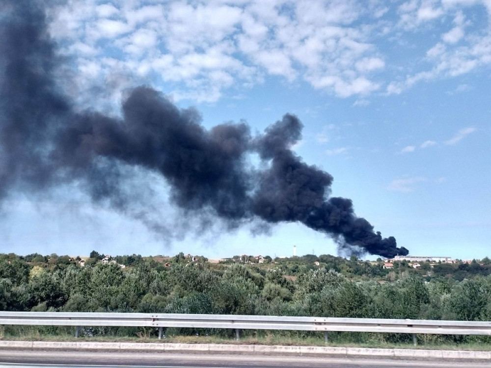 Veliki požar u Nišu, vatrogasci se bore protiv stihije!