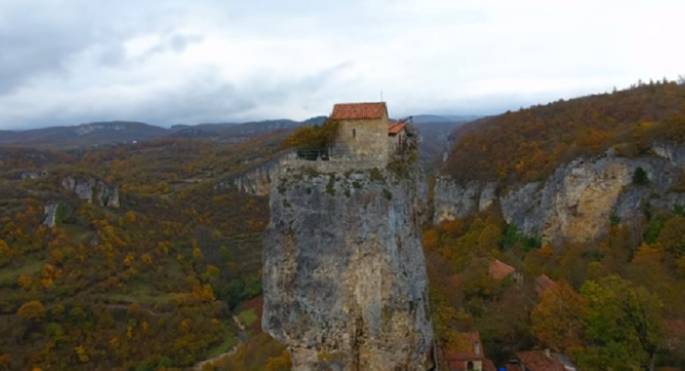 Život na steni visokoj 40 metara: Da li je ovo jedno od najmirnijih mesta na svetu (VIDEO)
