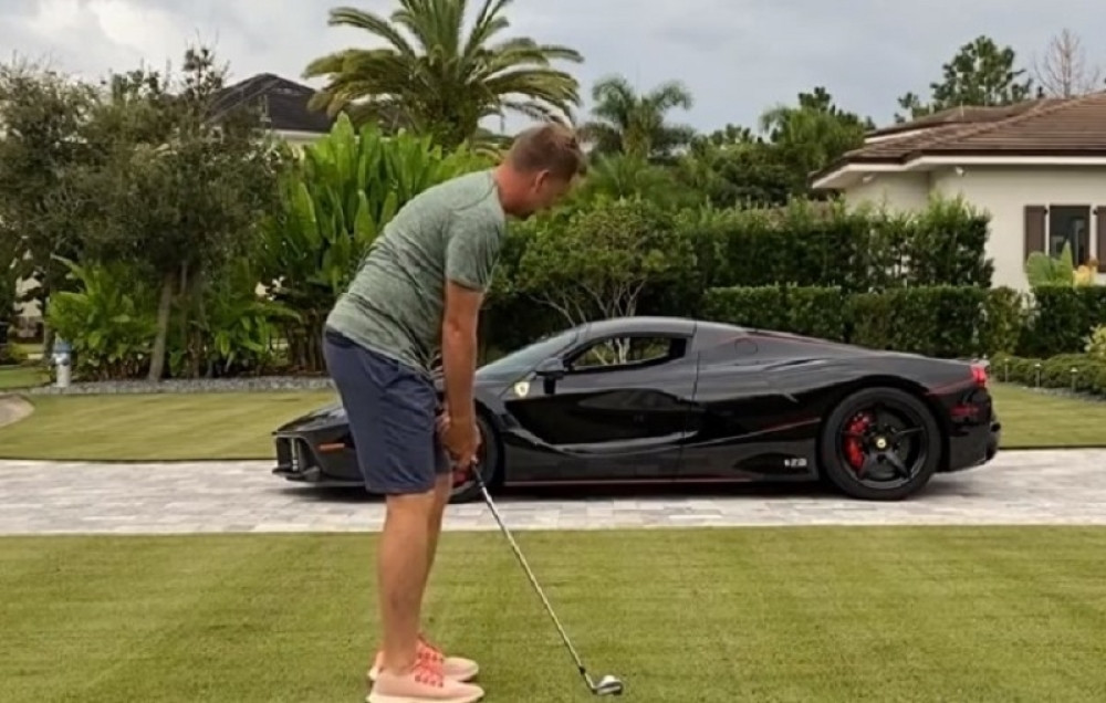 Palica za golf i Ferari od milion funti: Jedan udarac je bio dovoljan! (VIDEO)