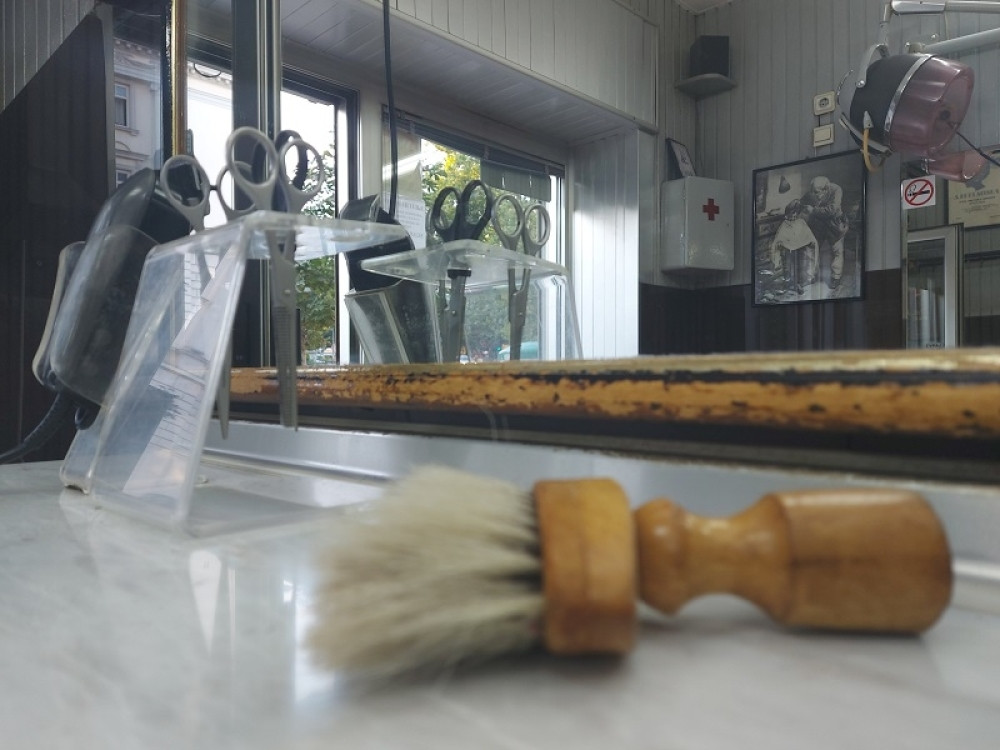 Sedi Mujo kod brice na stolici i merka zgodnu manikirku, a kada je skupio hrabrost i pozvao je na večeru...