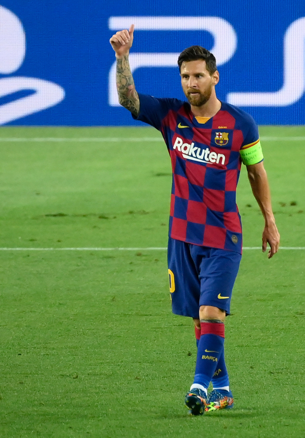 Kuman molio zvezdu da istrči na teren