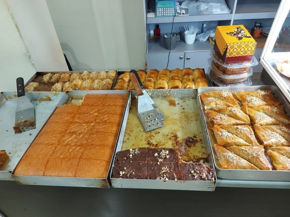 Ulazi čovek sa maskom preko očiju u pekaru...