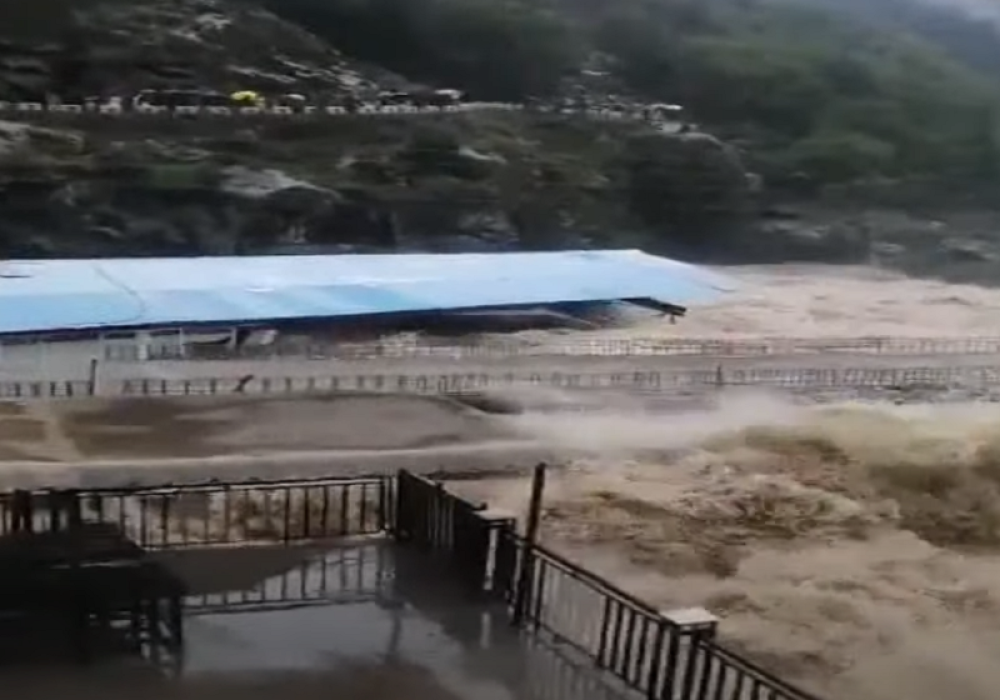 Broj poginulih svakodnevno raste, bujice ruše puteve, ugrožen i glavni grad (VIDEO)