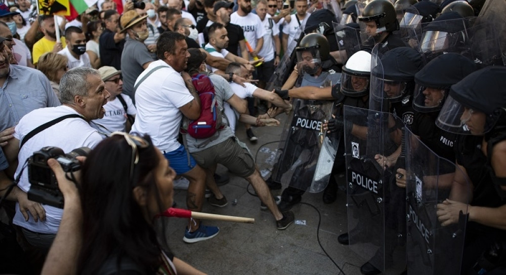 U sukobu ispred parlamenta povređeno 20 policajaca (FOTO)