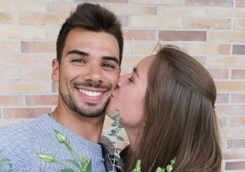 Njegov otac je presrećan: Poznati sportista posle 11 godina tajne veze zaprosio polusestru! (FOTO)