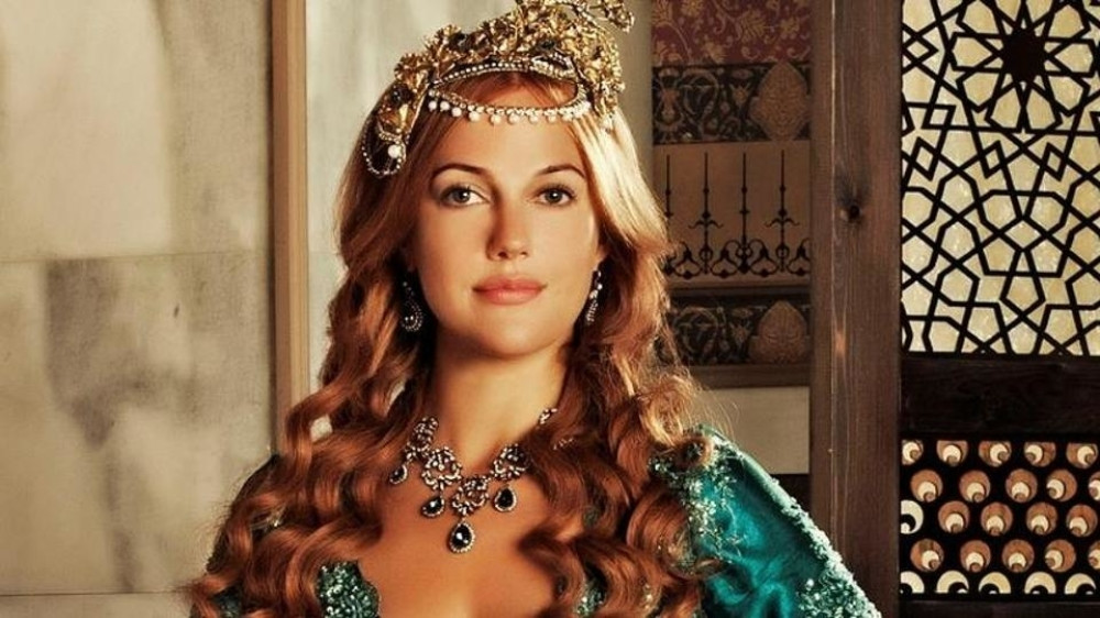 Hurem pred porođajem, prvi put pokazala trudnički stomak i oduševila fanove! (FOTO)