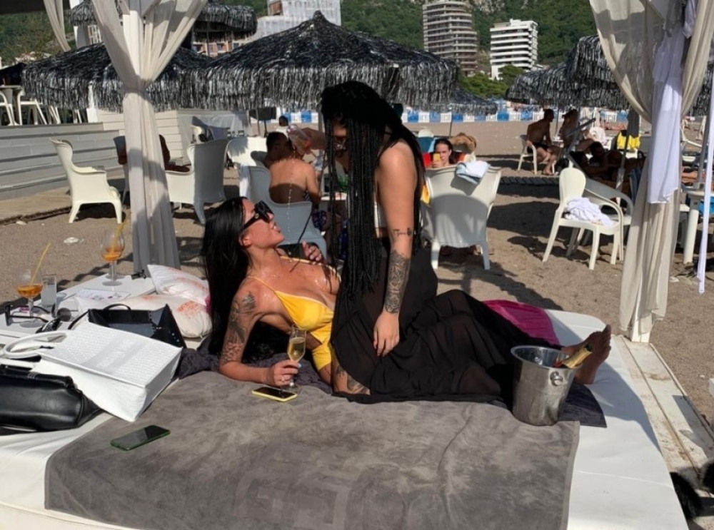 Tijana Ajfon u lezbo akciji: Poliva devojku koja ulazi u "Zadrugu 4" šampanjcem i bezobrazno je pipka!