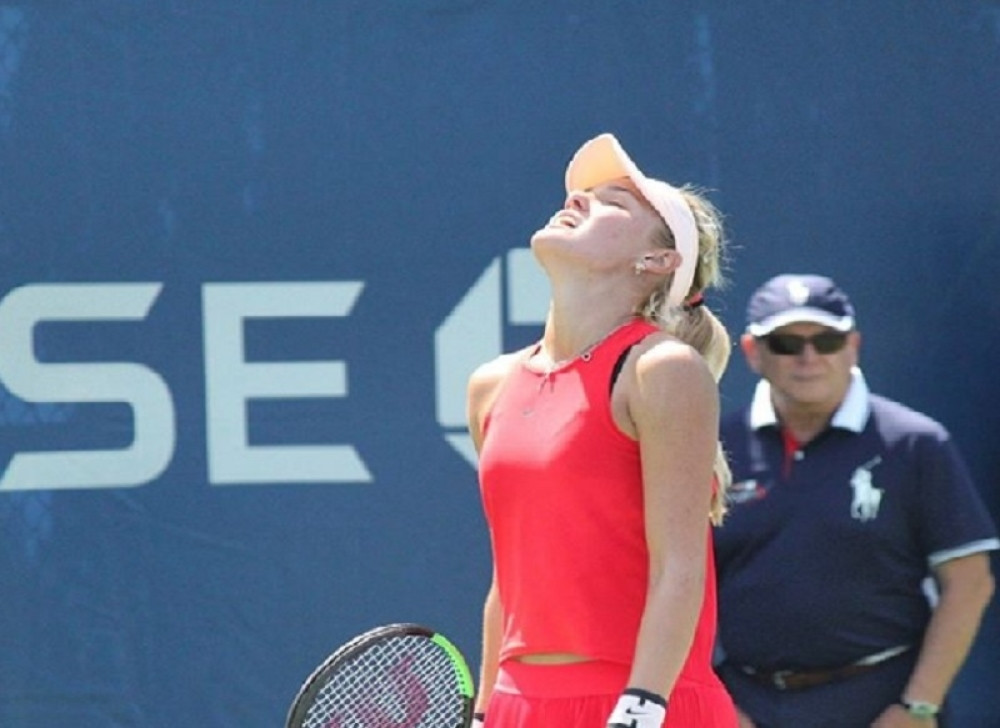 Vrela Ruskinja objavila niz fotki u tangama, muškarci u ekstazi (FOTO)