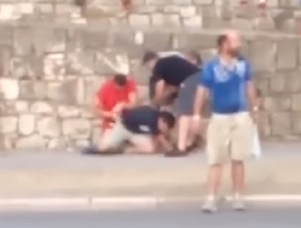 Pretvara ih u zombije, a devojke je plaćaju i se*som!  (VIDEO)