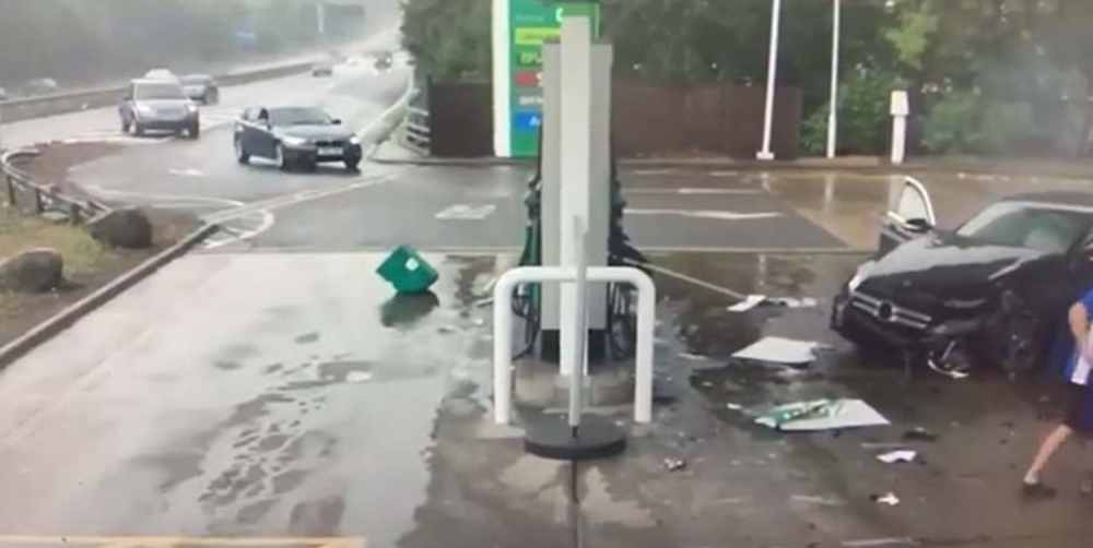 Automobil se brzinom svetlosti stvorio i razlupao pola benzinske pumpe! (VIDEO)