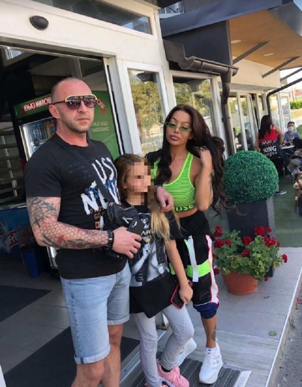 Žana stigla u karantin, ali ne sa Matorom, nego sa mužem i ćerkom: Nova učesnica promenila lični opis! (FOTO)