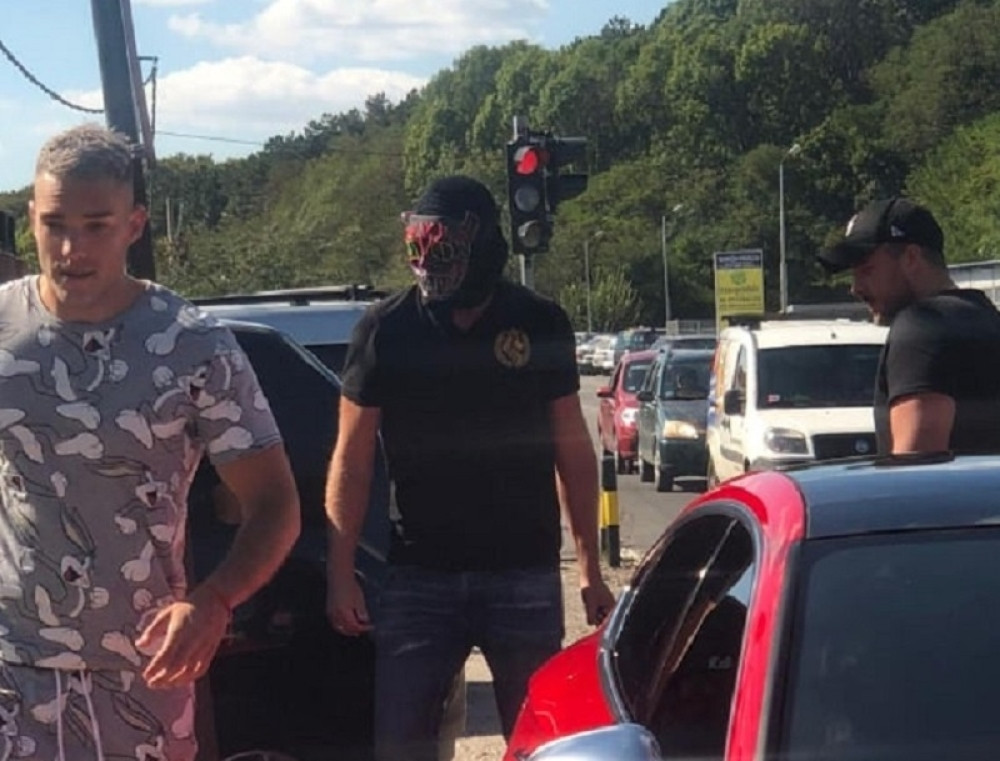 Anđela Rankovića u karantin dovezao osoba skrivena pod maskom: Evo ko je misteriozna ličnost!