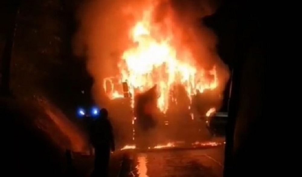 Jeziv prizor u smeru ka Novom Sadu! Buktinja nasred puta