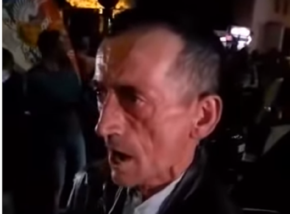 Crnogorac naricaljkom "oplakao" odlazeći DPS režim, pa postao hit na internetu (VIDEO)