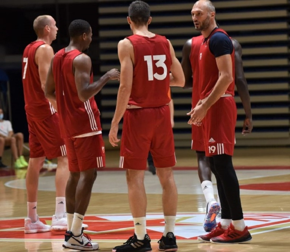 Korona na turniru na kom igra i Zvezda