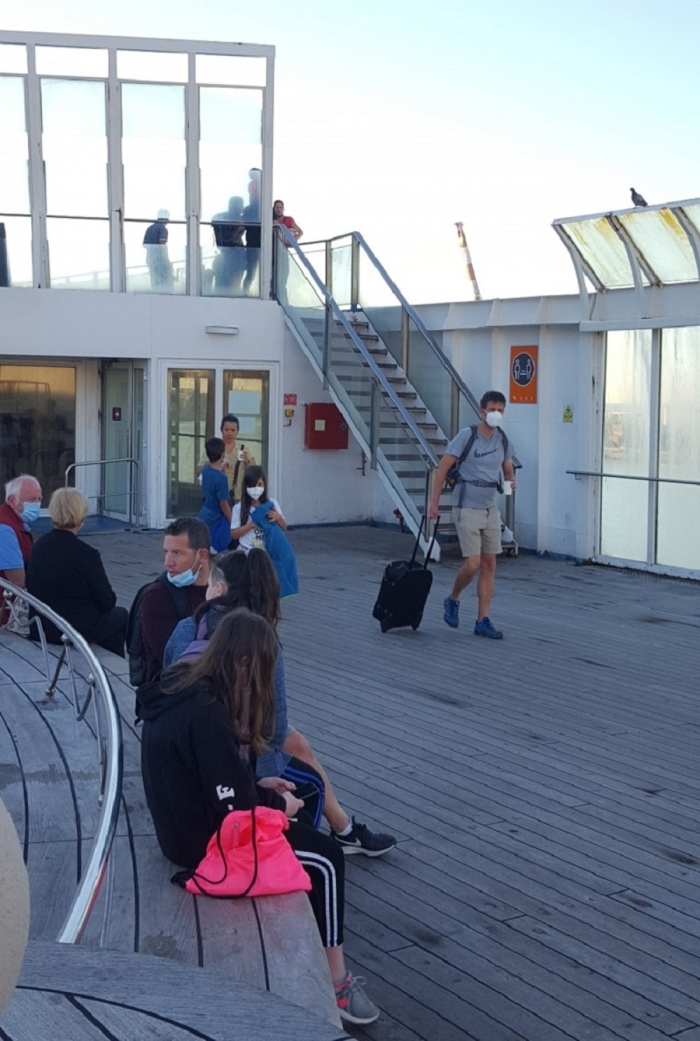 " Naterali su nas da napustimo sobu i strpali nas na stepenice "