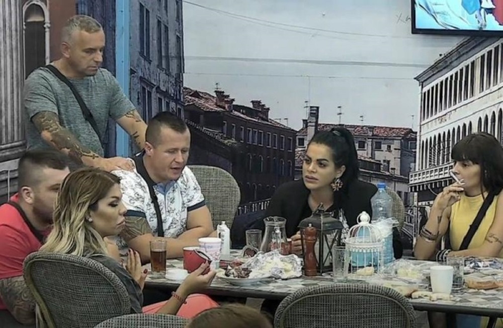 Ova učesnica "Parova" važi za najpoželjniju u vili, a pogledajte kako izgleda bez trunke šminke  (FOTO)