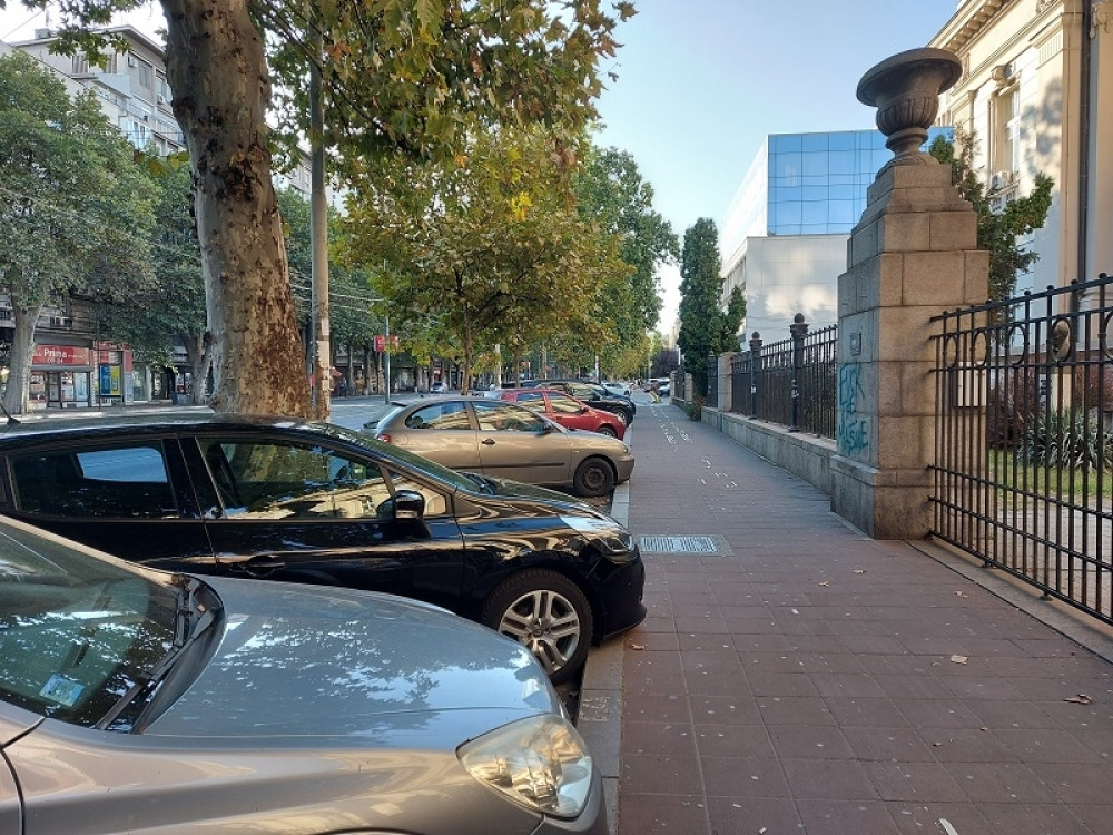 Obijali automobile parkirane ispred zgrada, a jedan model ih je posebno privukao